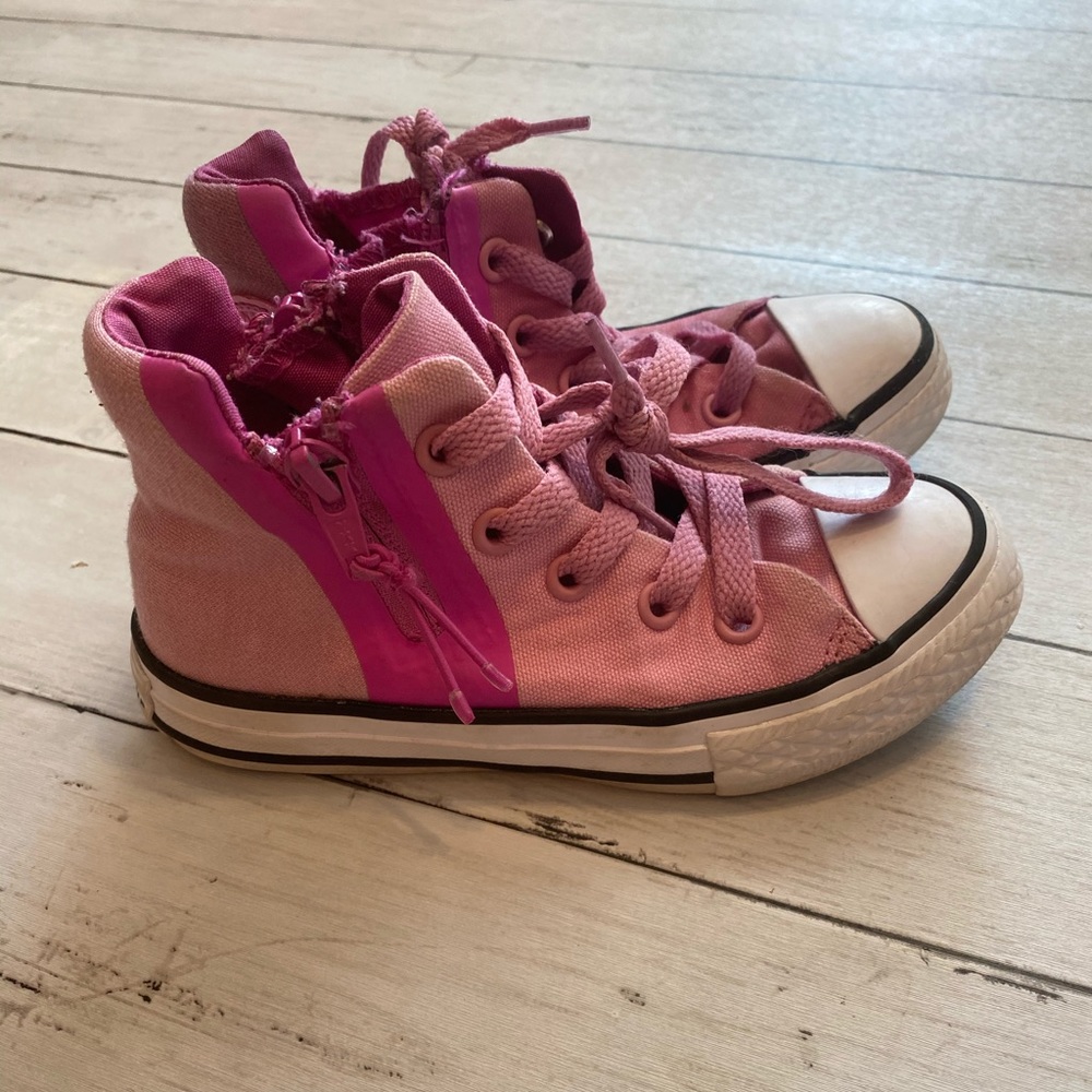 High top, zip converse.